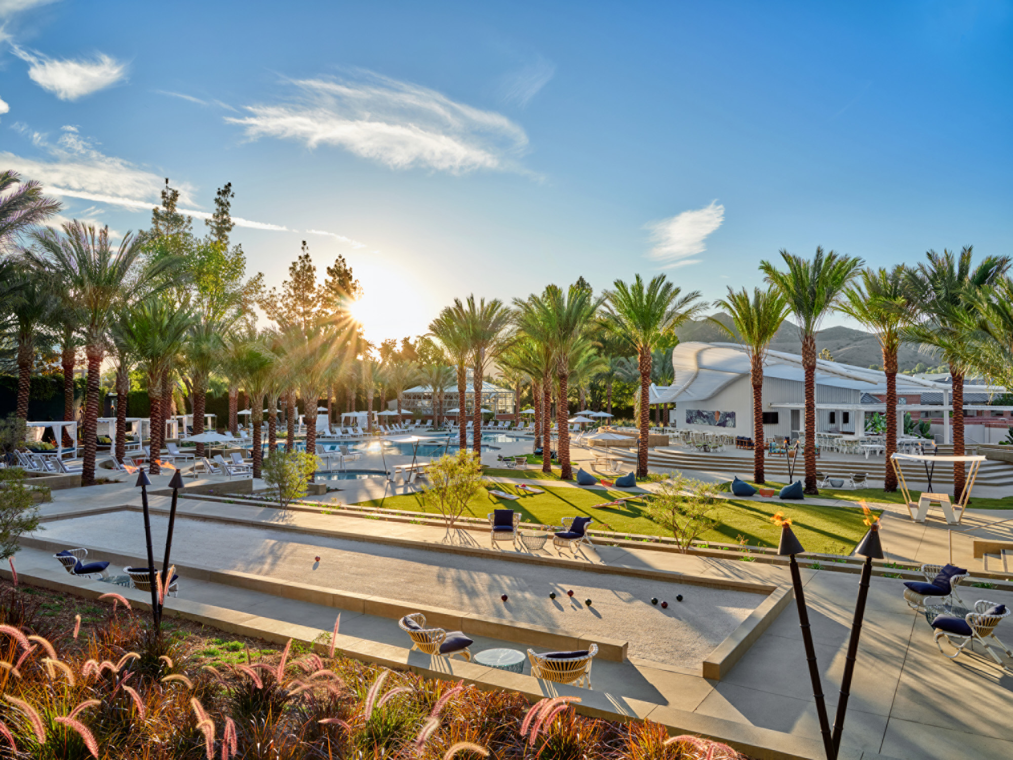 Four Seasons Hotel Los Angeles at Westlake Village – Poolbereich mit Palmen im Abendlicht