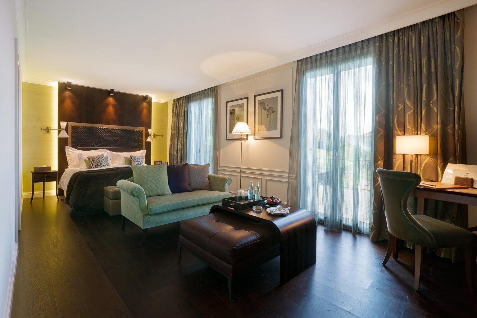 Zimmer mit Sitzecke und Fensterfront