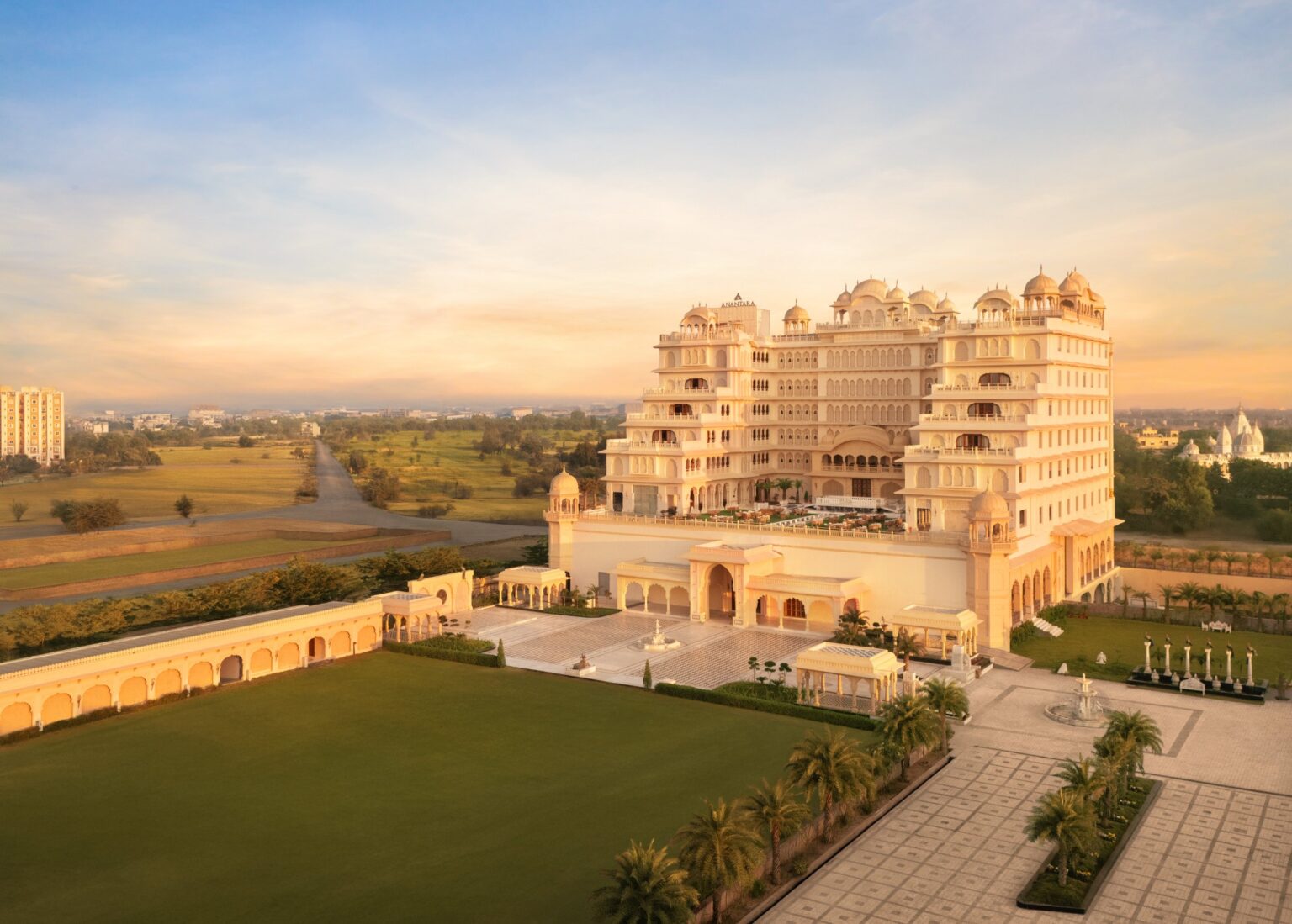 Das Hotel mit dem großen Rasen des Amer Bagh im Abendlicht