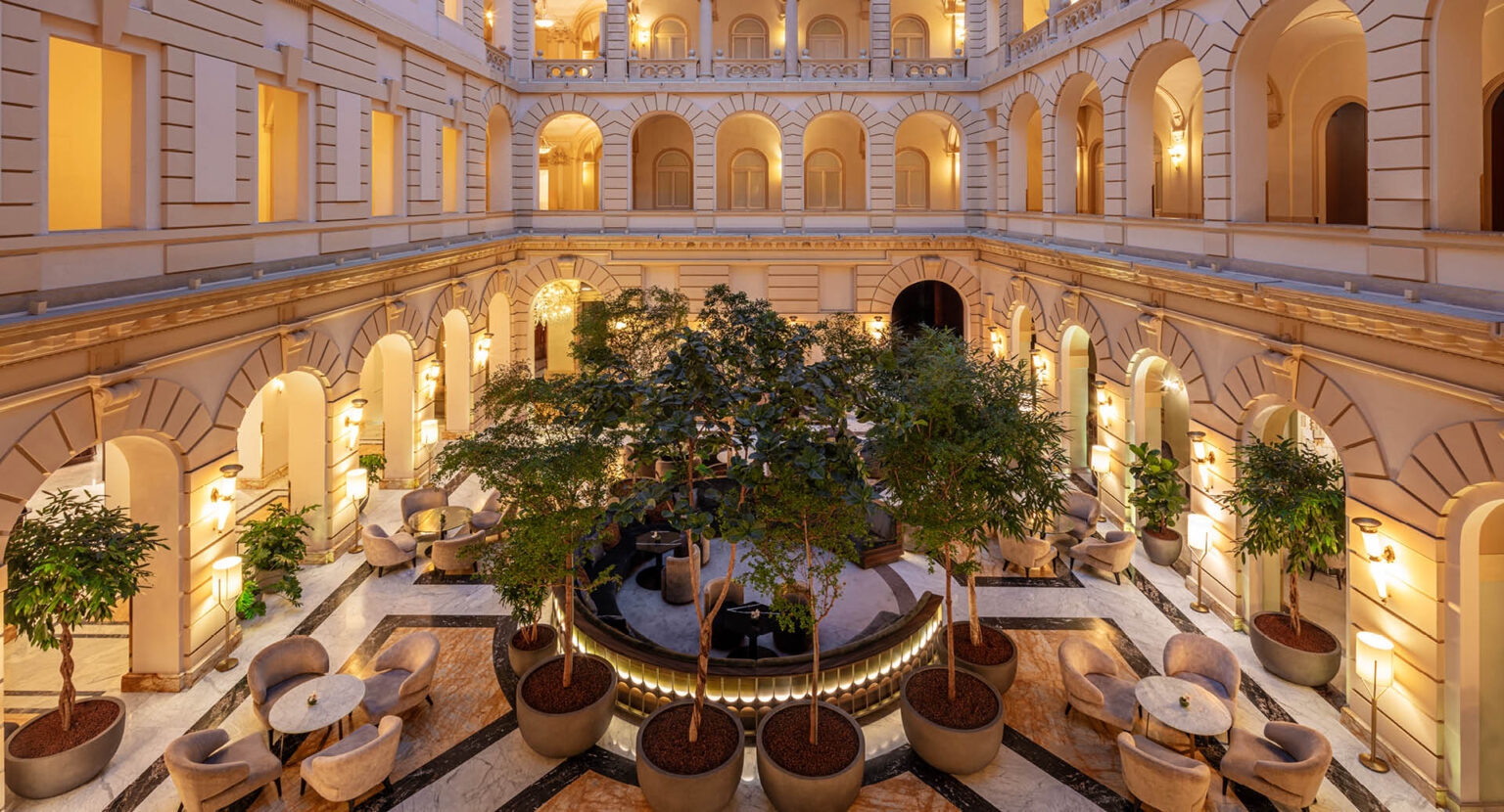 Das glasüberdachte Atrium mit Lobby-Lounge