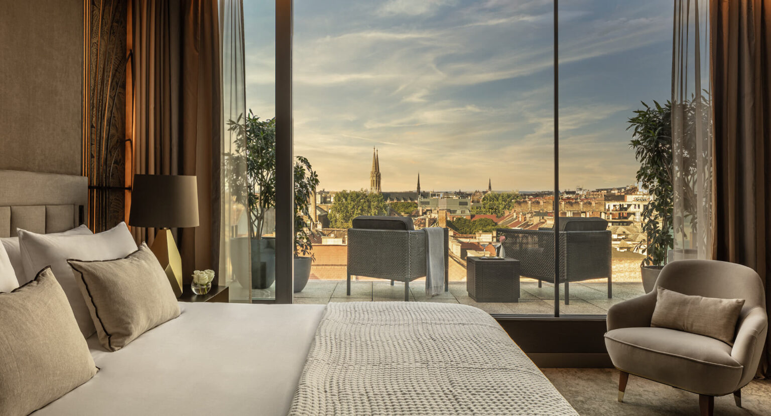 Terrassenzimmer mit Blick über die Dächer von Pest