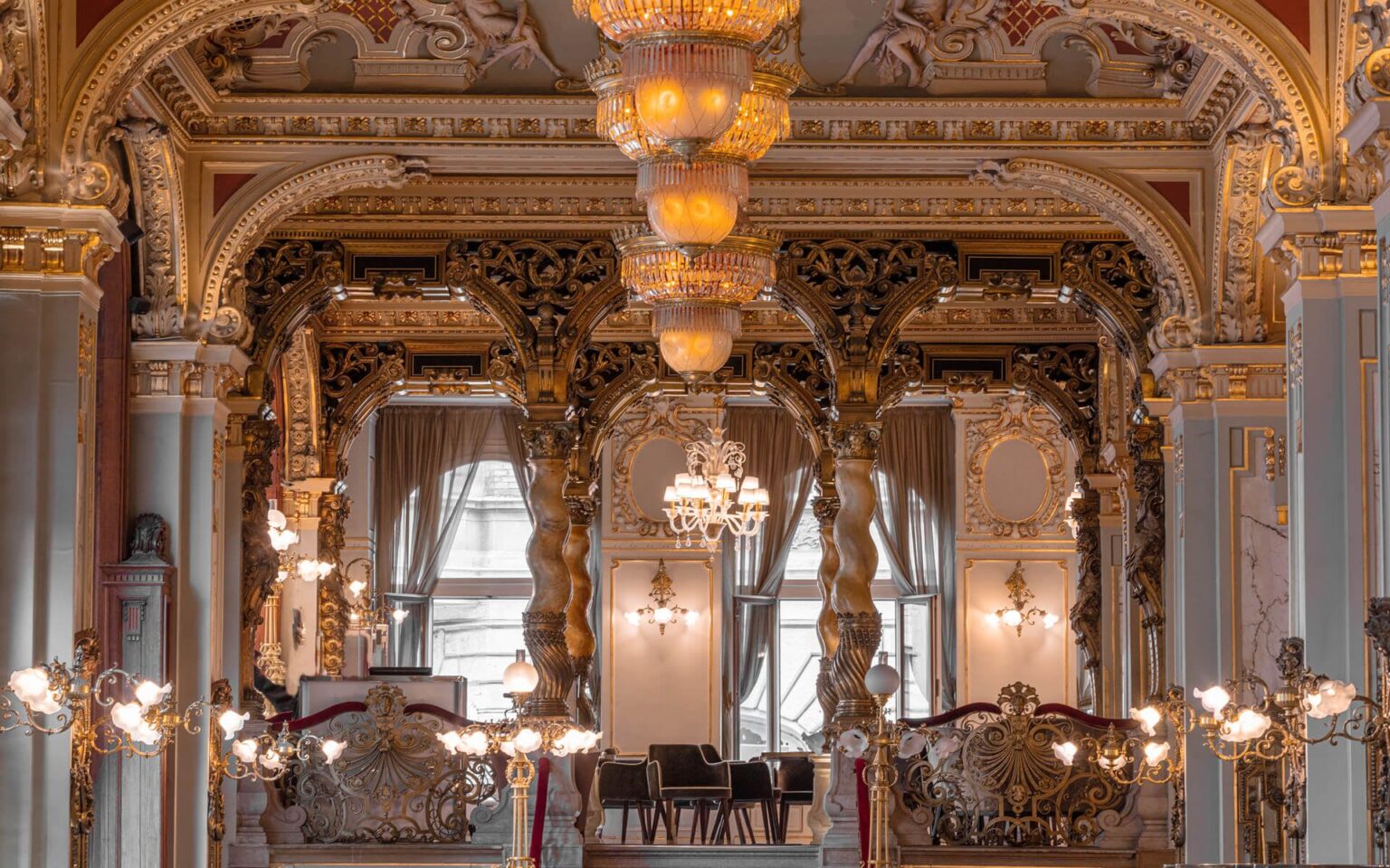 New York Café: gedrehte Säulen, Goldstuck und Lüster