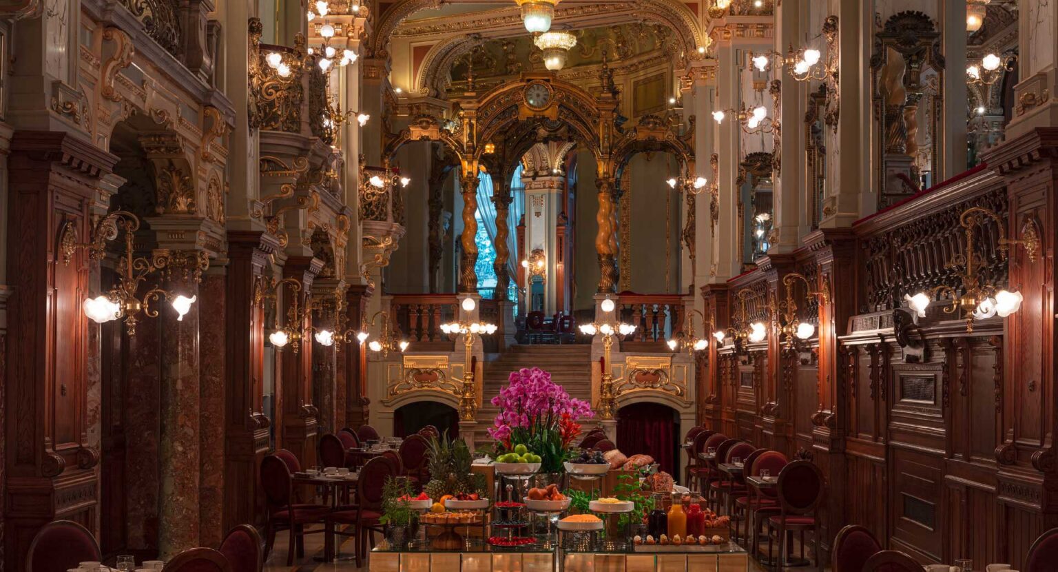 Deep Water Breakfast Room mit Frühstücksbuffet