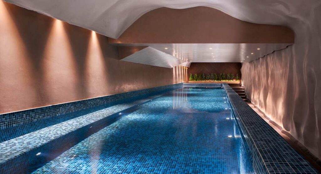 Der 15-Meter-Pool im grottenartigen Anantara Spa