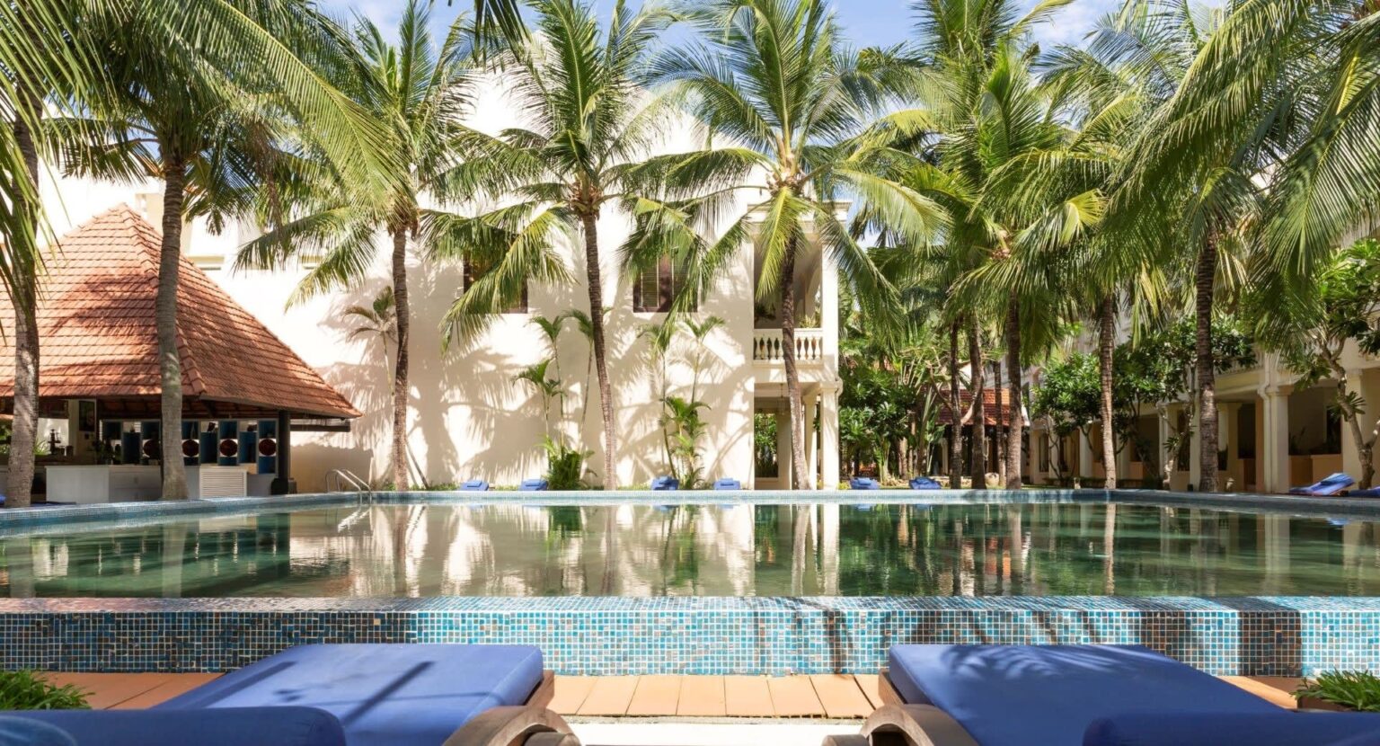 Pool unter Kokospalmen im Innenhof