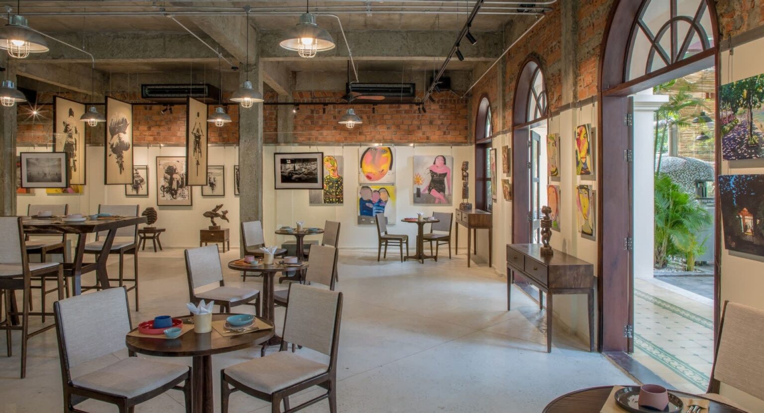 Art Space Restaurant & Bar mit Galeriewänden