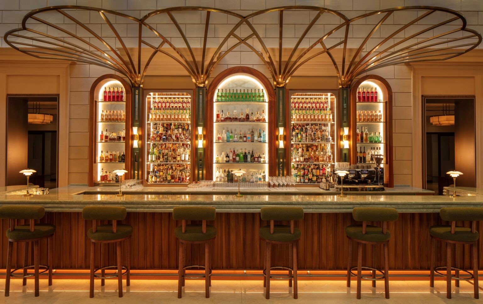 Der Tresen von Theo’s Lounge & Bar