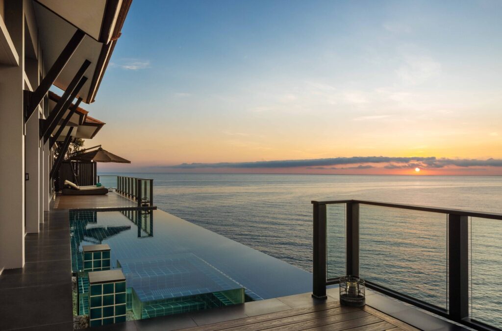 Privater Pool der Three-Bedroom Oceanview Pool Villa bei Sonnenaufgang