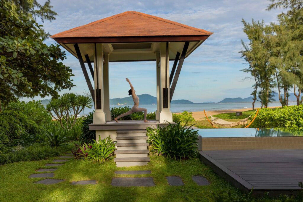 Yoga in der Wellbeing Pool Villa