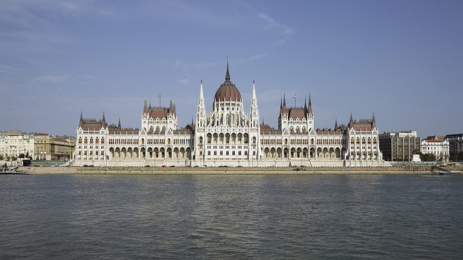 Das ungarische Parlament am Donauufer