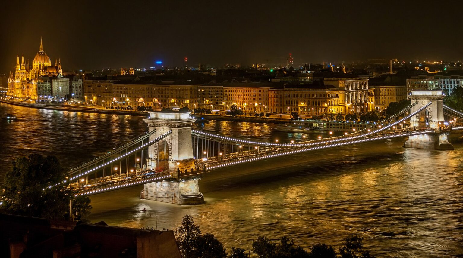 Die Kettenbrücke bei Nacht