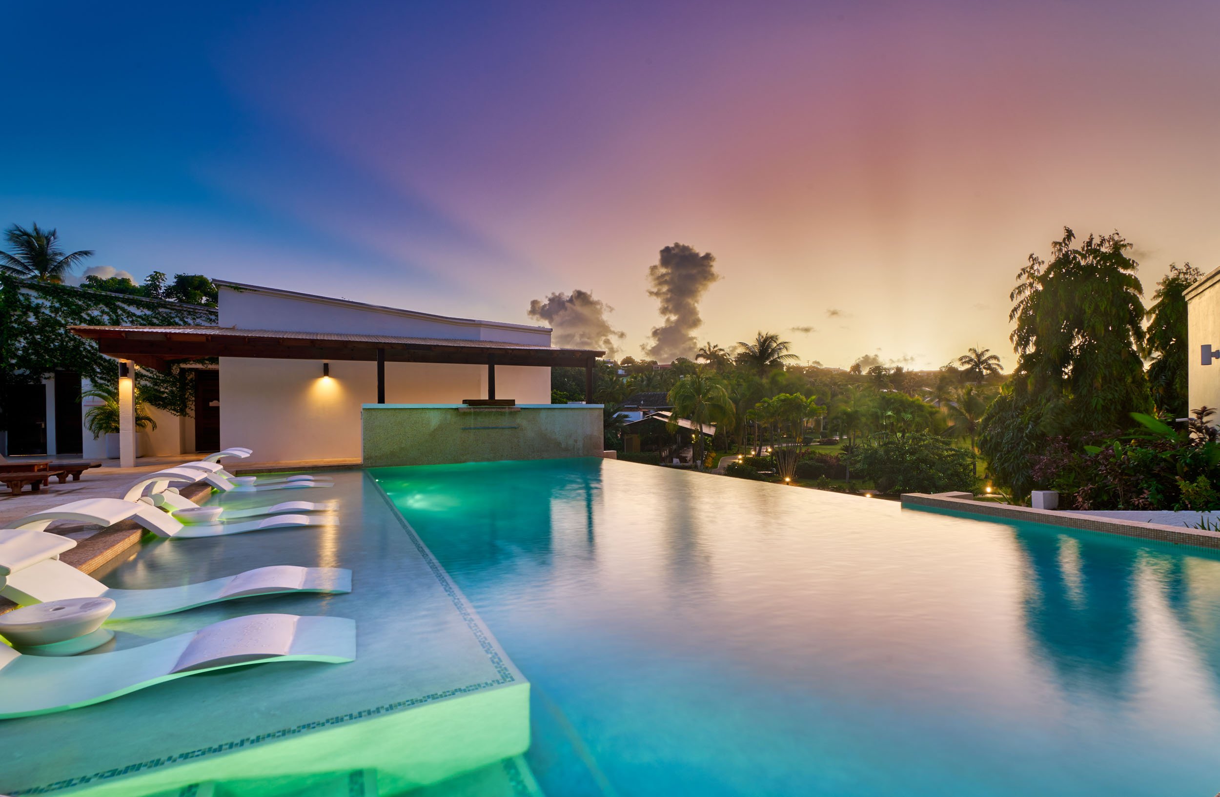 Calabash Luxury Boutique Hotel – Infinity-Pool bei Sonnenuntergang