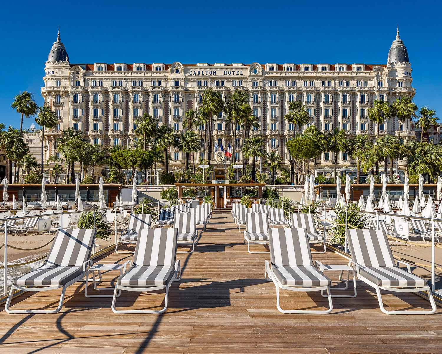 Carlton Cannes – Belle-Époque-Fassade vom Strandsteg aus