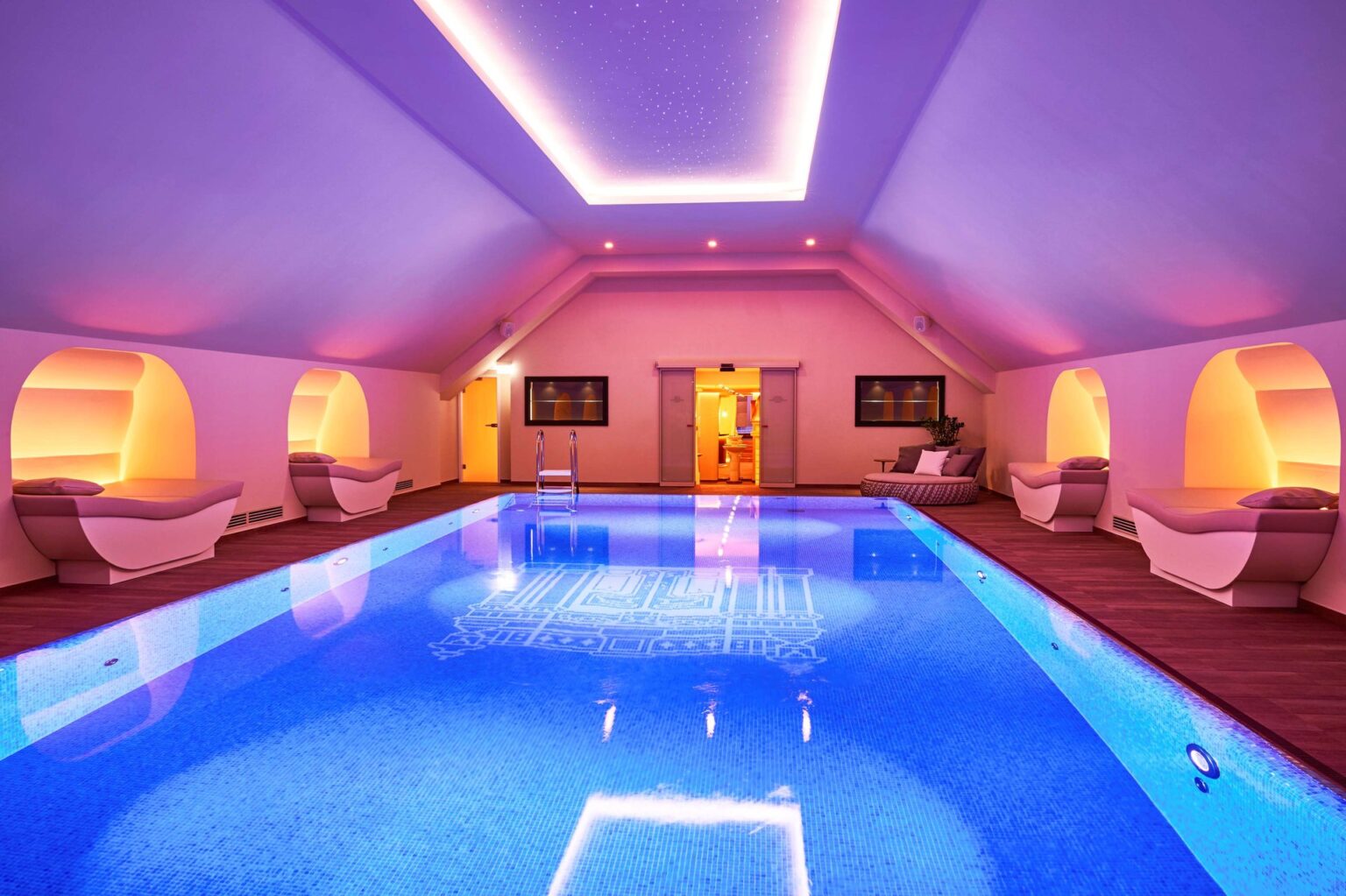Der Pool im fünften Stock