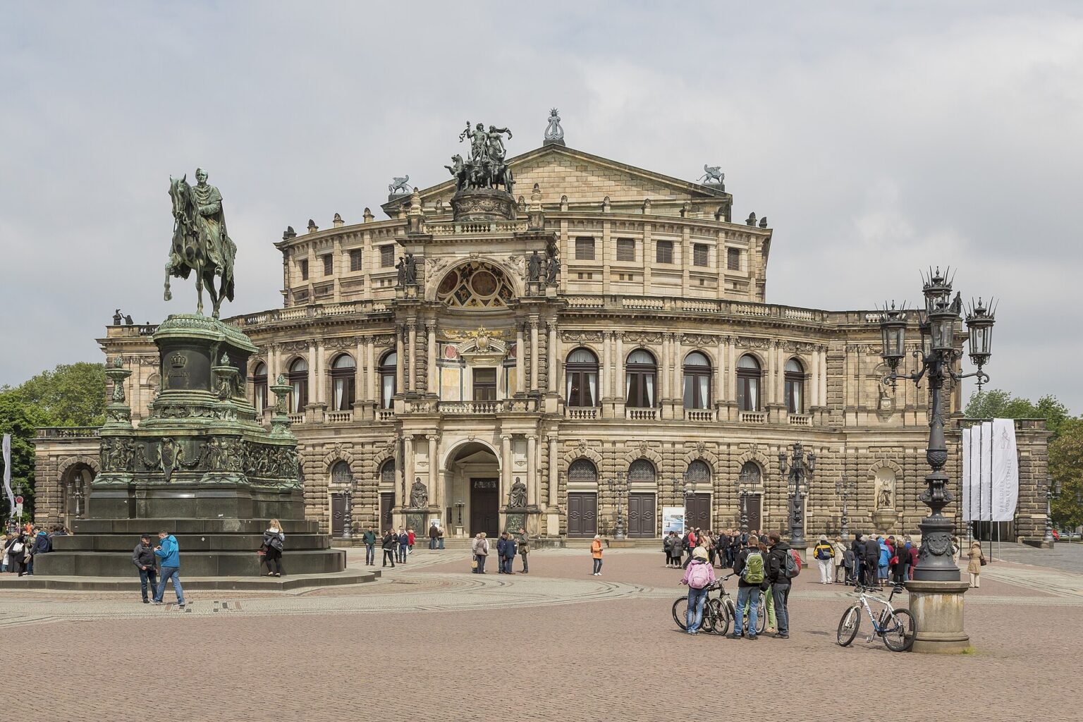 Semperoper und König-Johann-Denkmal am Theaterplatz