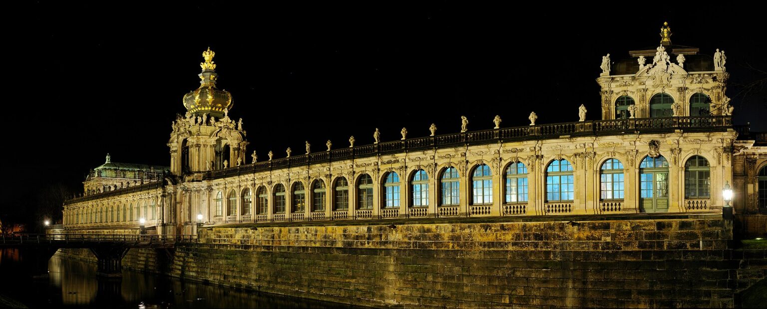 Der Dresdner Zwinger mit Kronentor bei Nacht