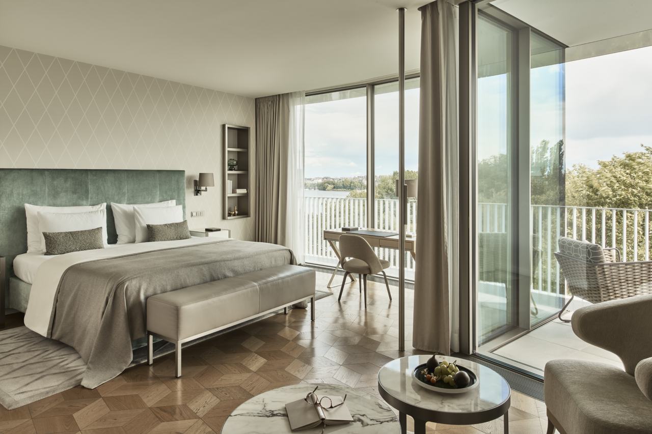 Zimmer mit bodentiefen Fenstern, Balkon und Alsterblick