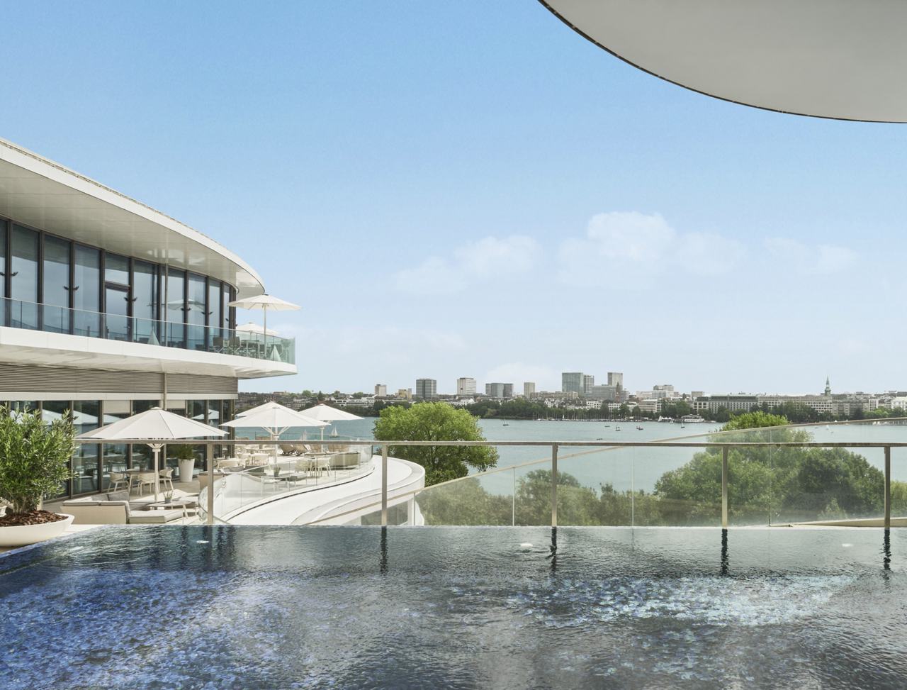 Infinity-Pool des Fontenay Spa auf dem Dach, dahinter die Alster