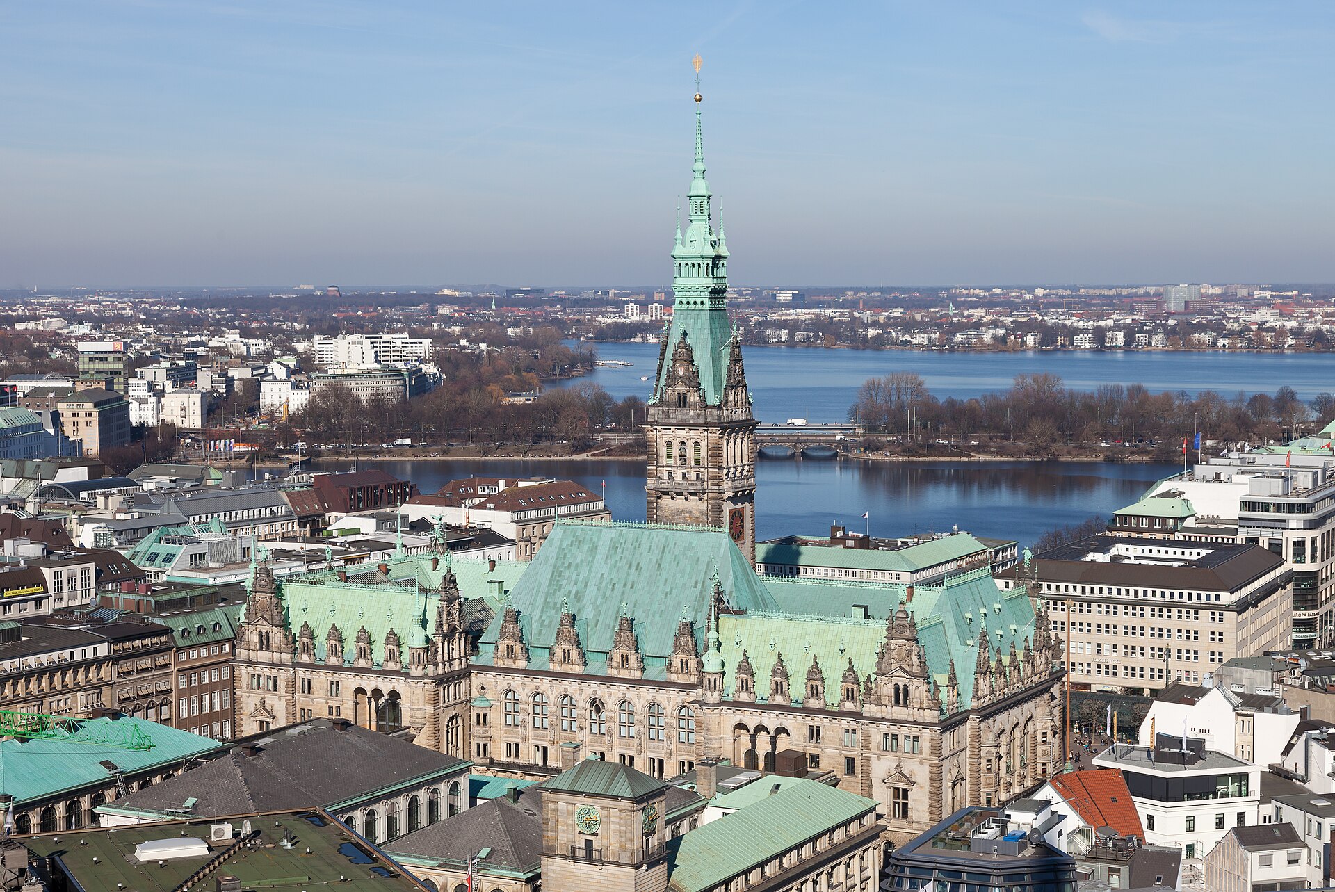 Hamburger Rathaus, dahinter Binnen- und Außenalster