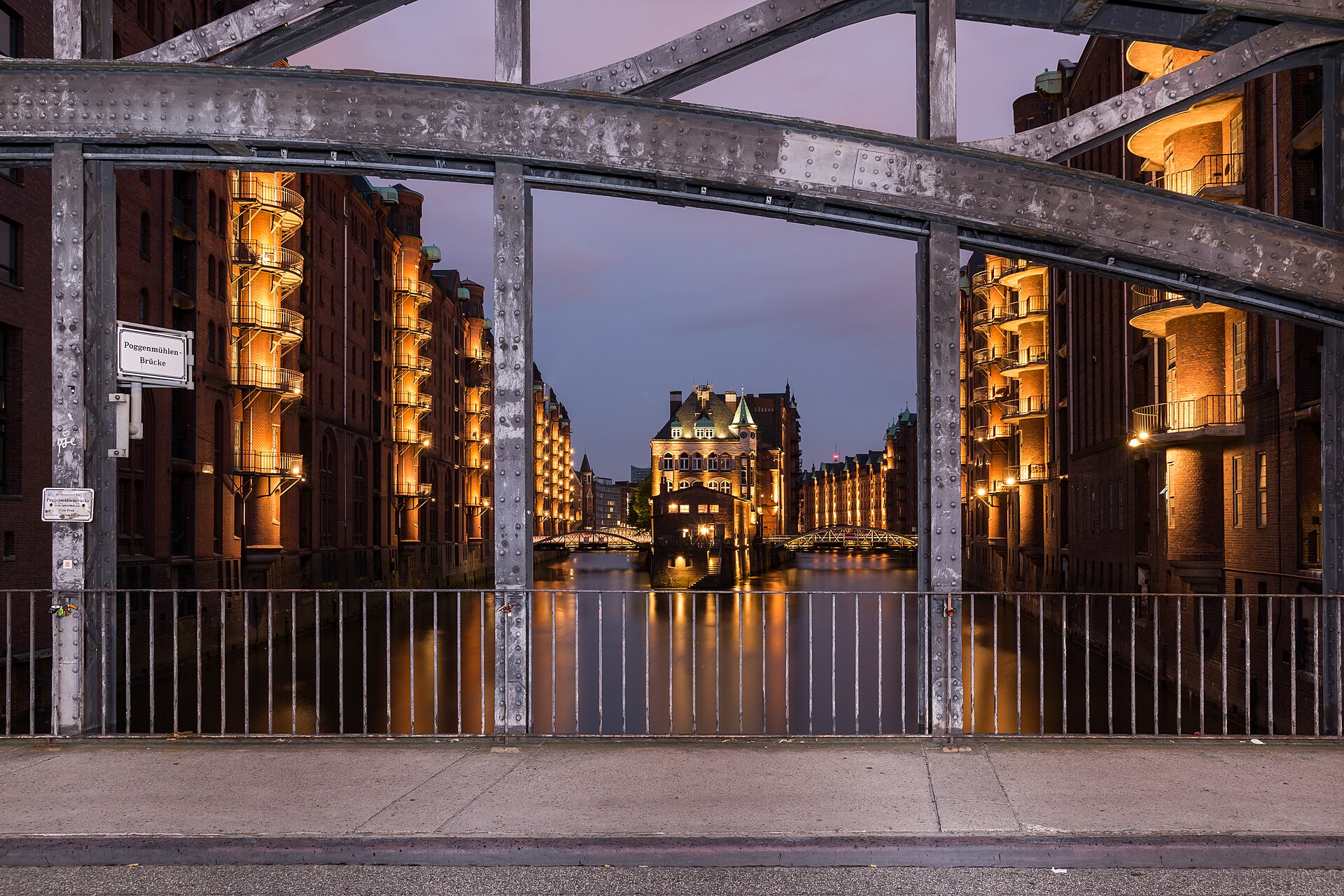 Speicherstadt mit Wasserschloss zur blauen Stunde