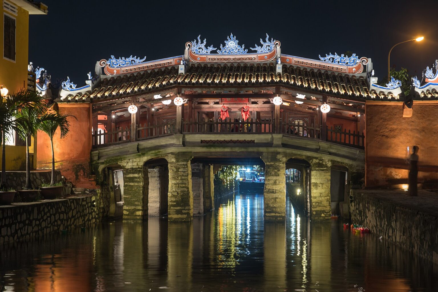 Japanische Brücke (Chùa Cầu) in Hoi An bei Nacht