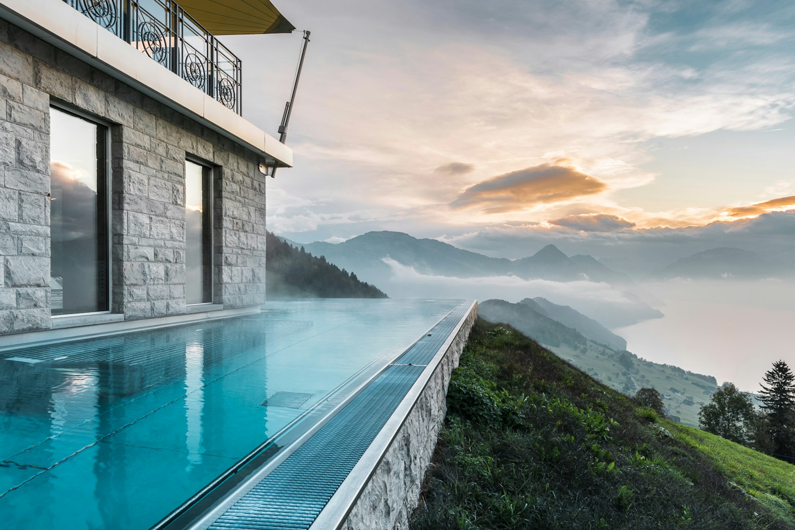 Der Infinity-Pool über dem Nebelmeer bei Sonnenuntergang