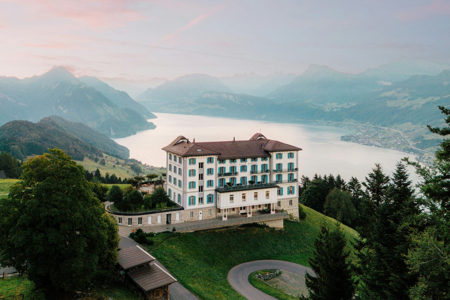 Die Villa über dem Vierwaldstättersee im Morgenlicht