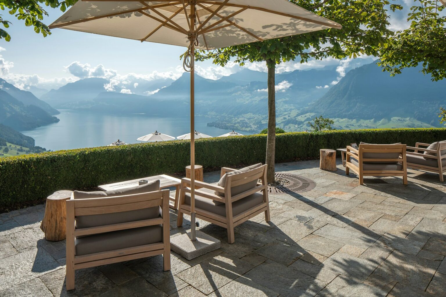 Lounge-Terrasse mit Blick auf den See