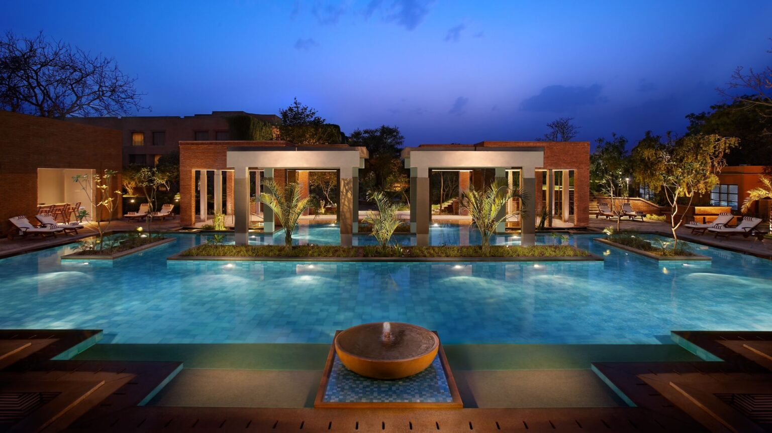 Pool des Kaya Kalp Spa in der Dämmerung