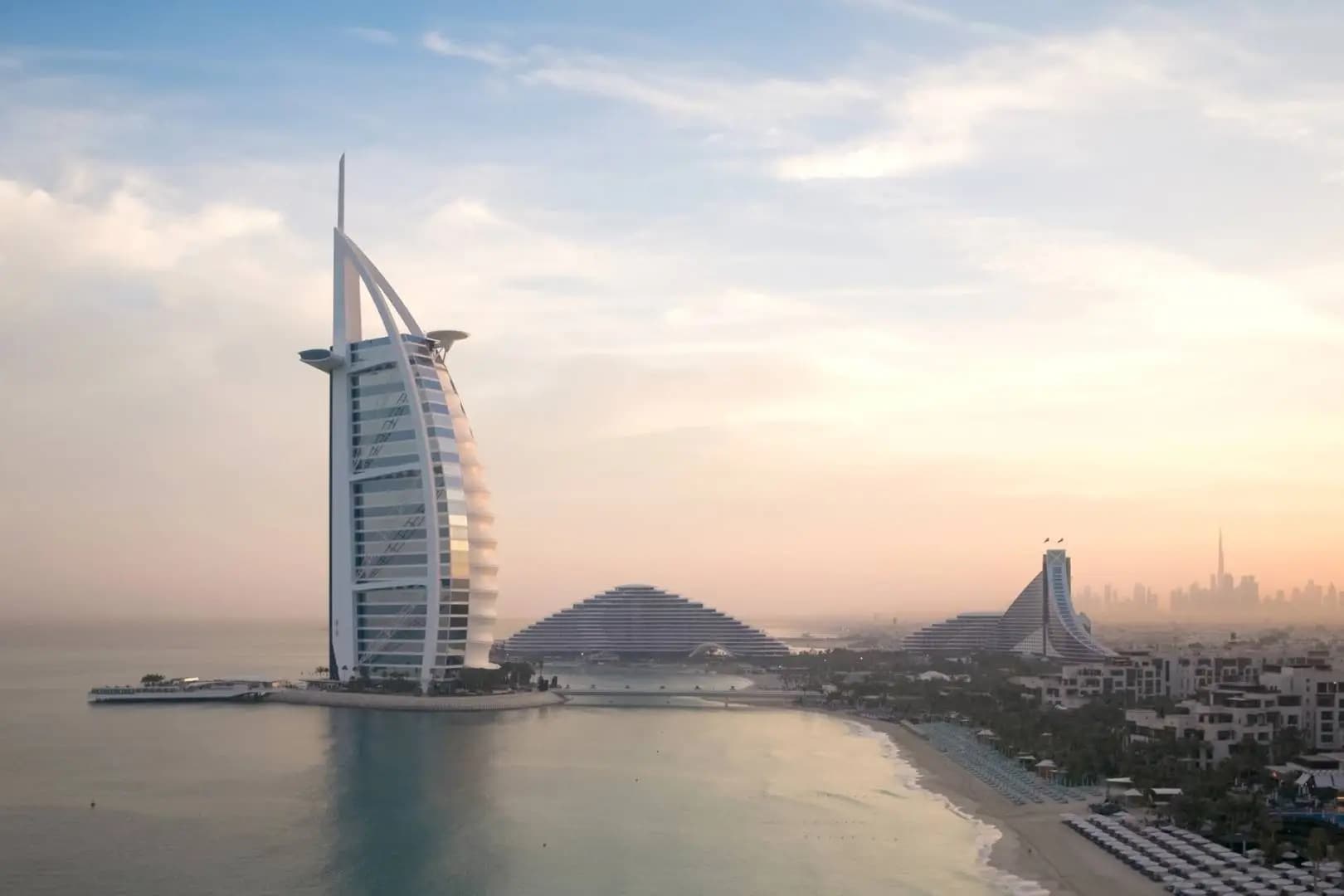 Jumeirah Burj Al Arab Dubai – Luftaufnahme des Burj Al Arab auf seiner Insel