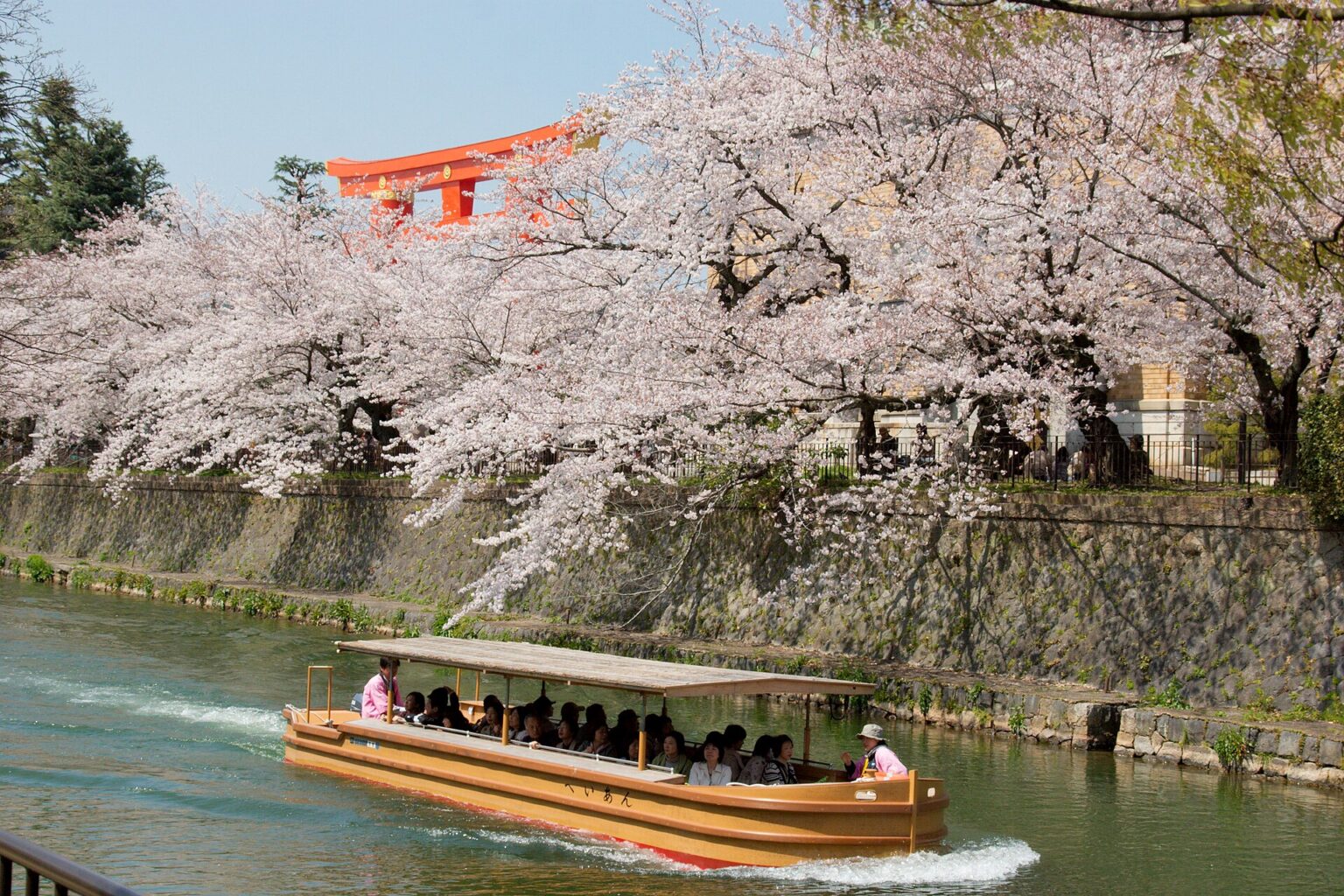 Okazaki-Kanal mit dem großen Torii des Heian-Schreins