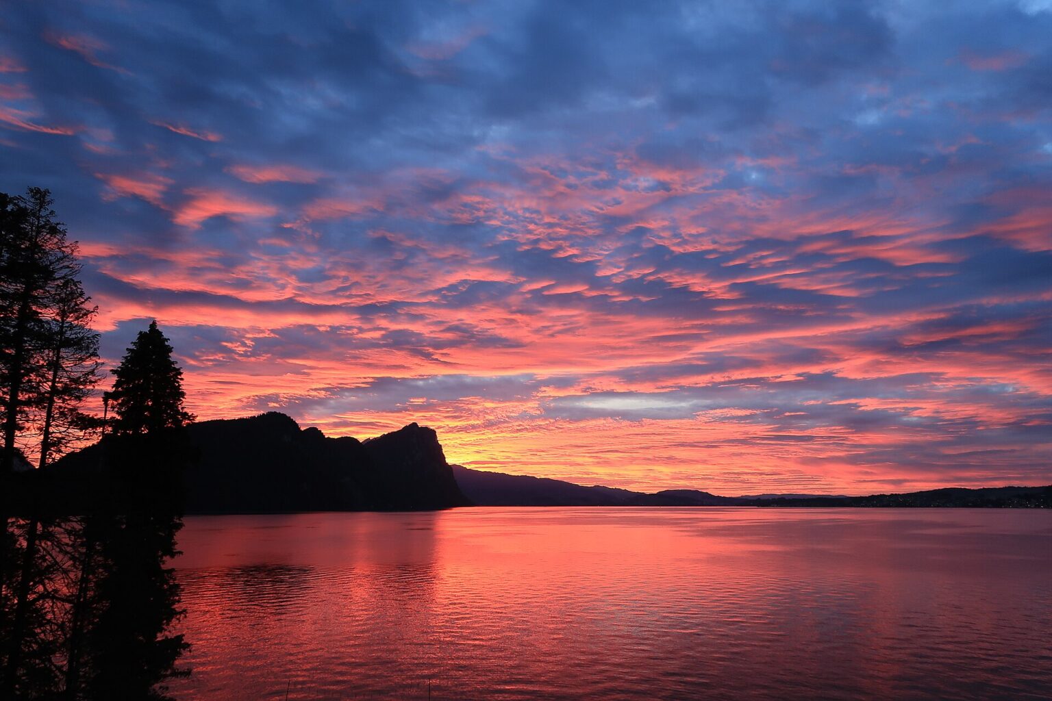 Der Bürgenstock über dem Vierwaldstättersee im Abendrot