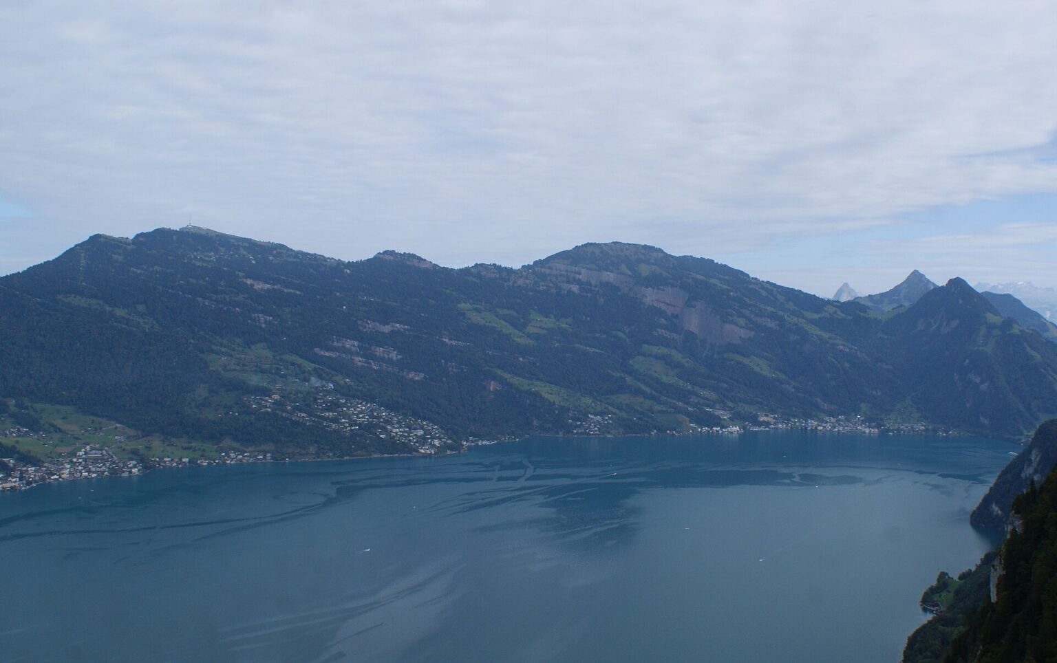 Blick vom Felsenweg auf Weggis, Vitznau und die Rigi