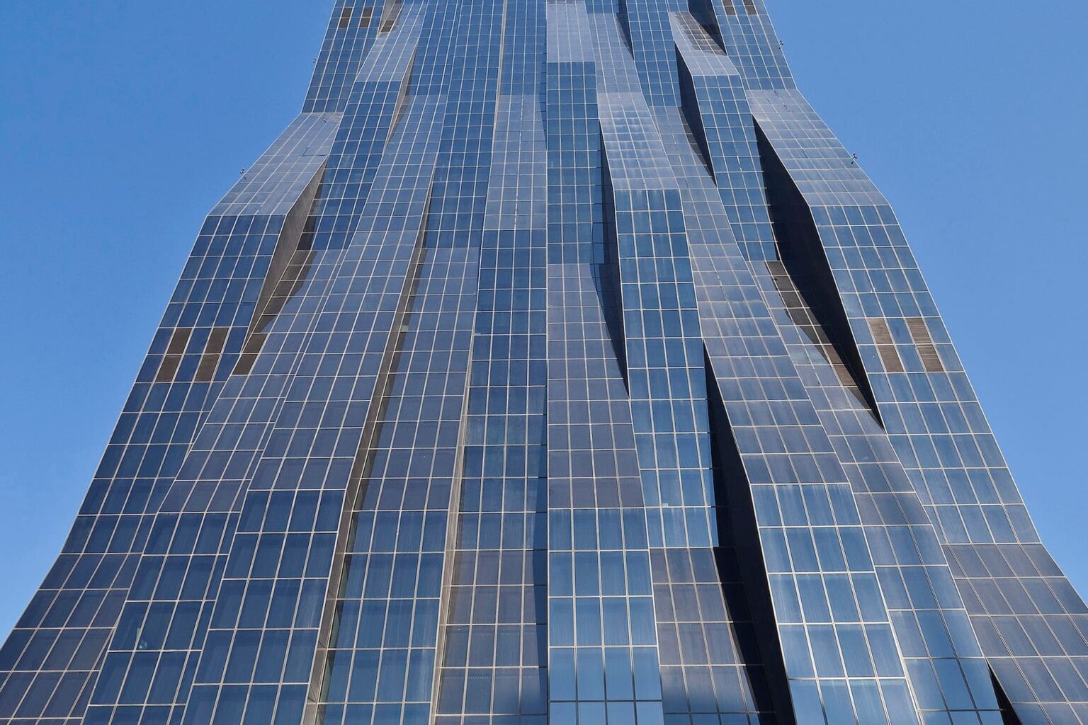 Die gefaltete Glasfassade des DC Tower 1 von Dominique Perrault
