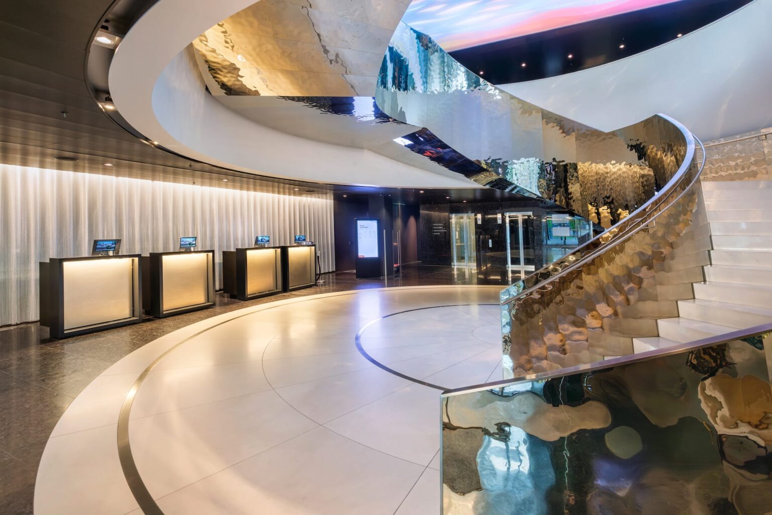 Lobby mit der frei schwingenden Wendeltreppe