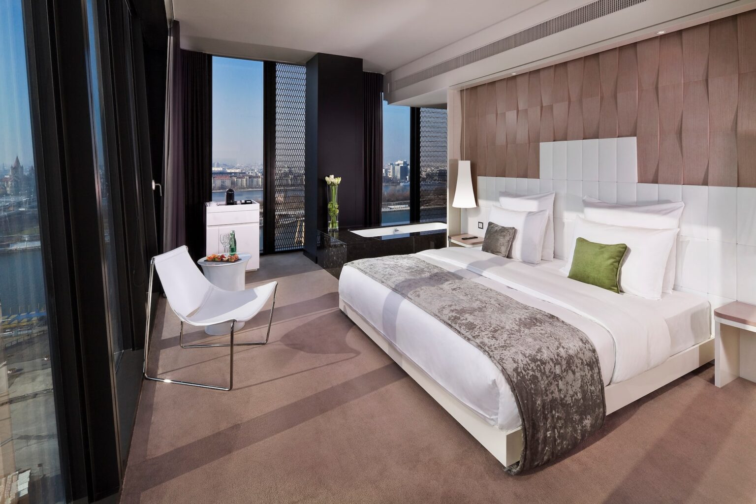 Zimmer mit bodentiefen Fenstern und Blick auf die Donau