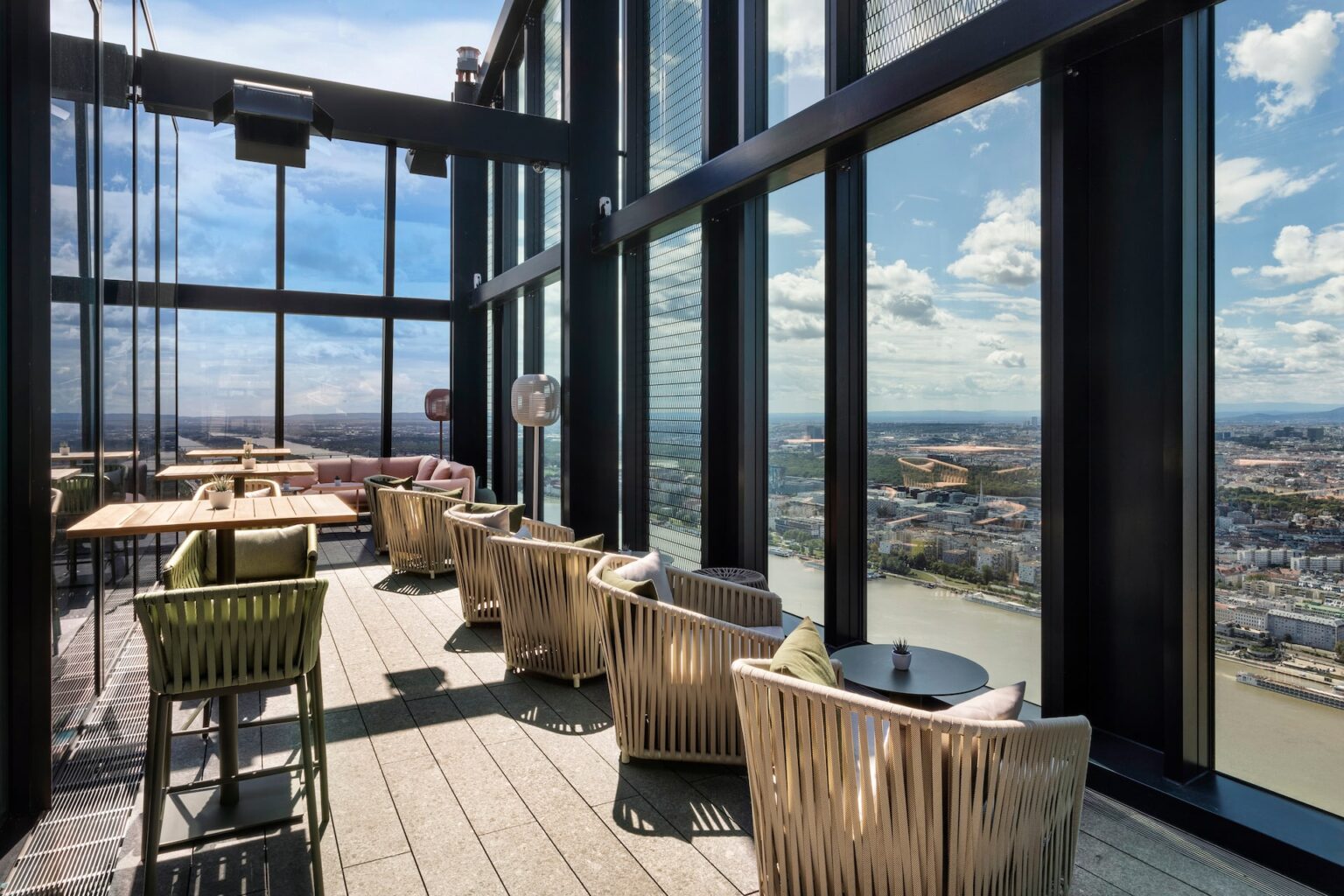 Terrasse der Altia Skybar im 58. Stock