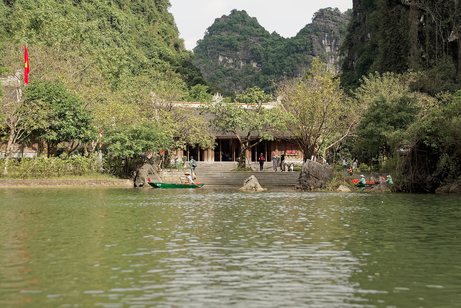 Tempel am Wasser im Landschaftskomplex Tràng An
