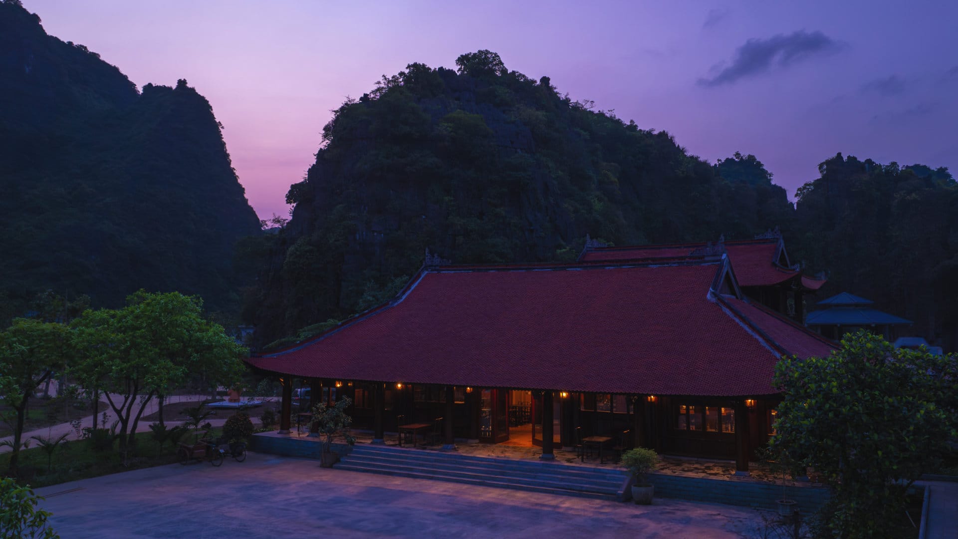 Restaurant Nhật Yên in der Abenddämmerung