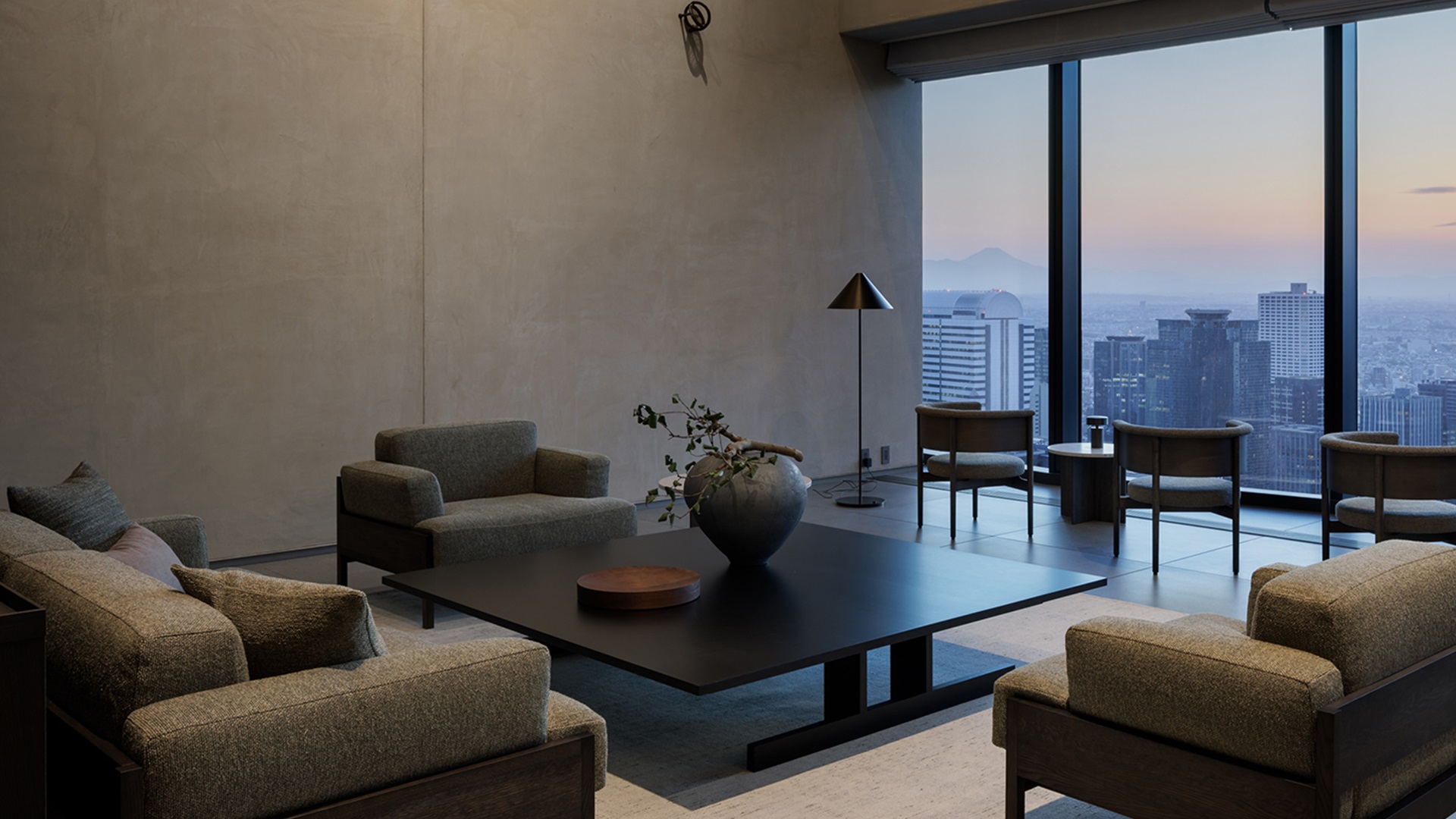 Lounge in den oberen Etagen, am Horizont der Fuji