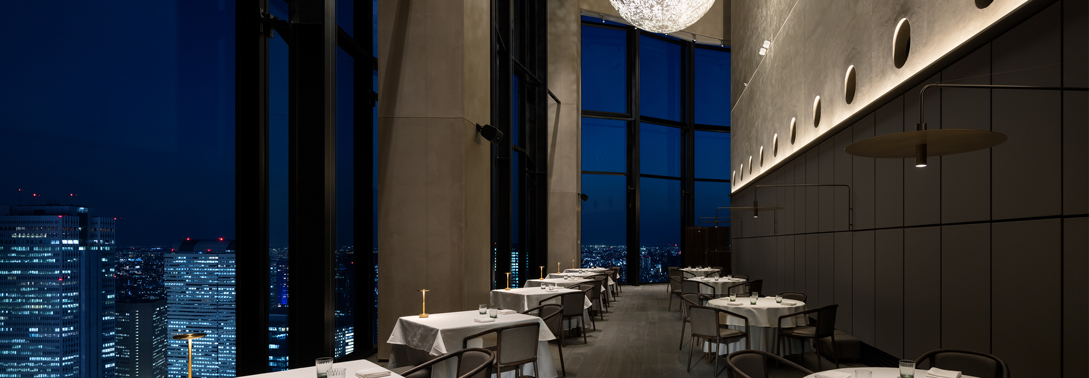 Restaurant Bellustar: dreigeschossiger Raum über der Stadt