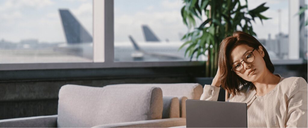 Reisende in der Lounge