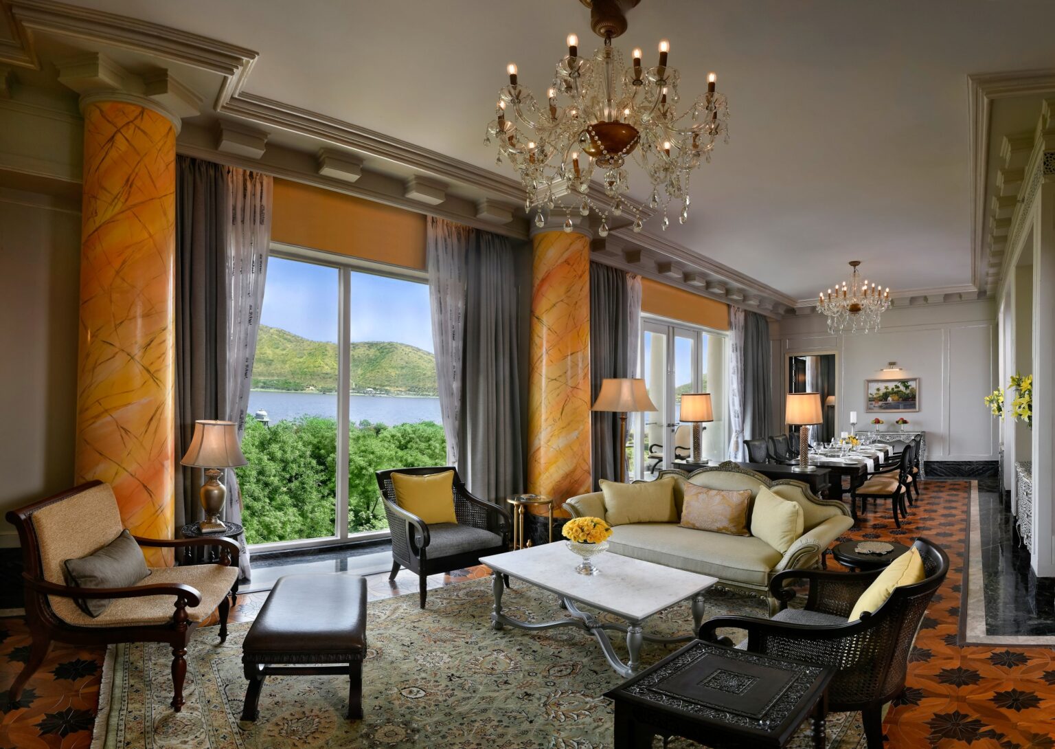 Wohnbereich einer Suite mit Blick auf den See