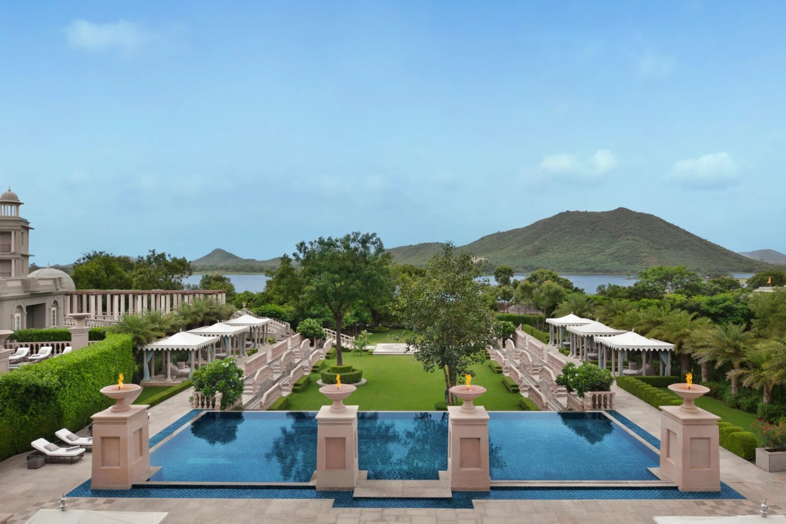 Hauptpool mit Cabanas, dahinter See und Aravalli-Hügel