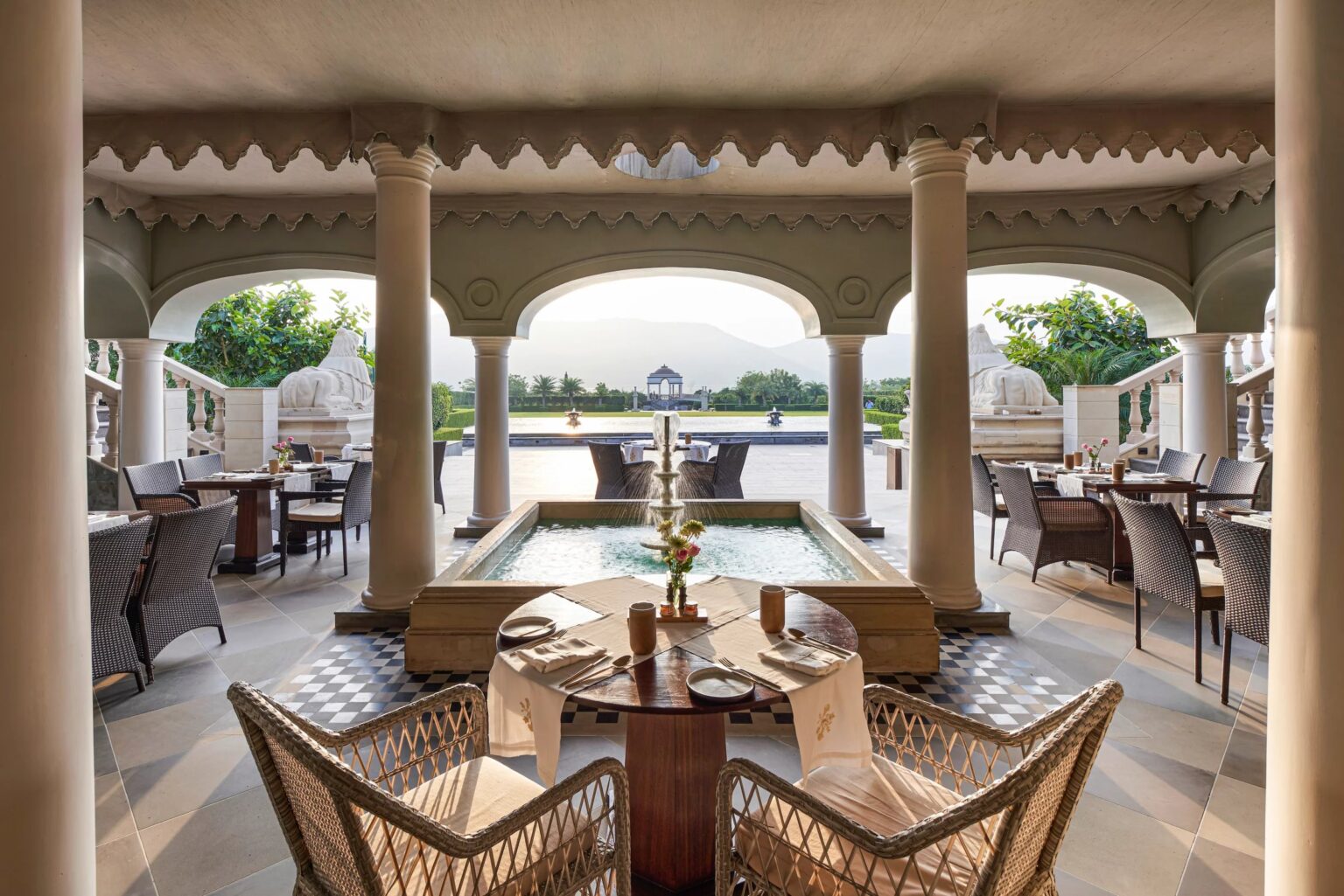 The Dining Room: Säulenterrasse mit Blick auf die Wasserachse