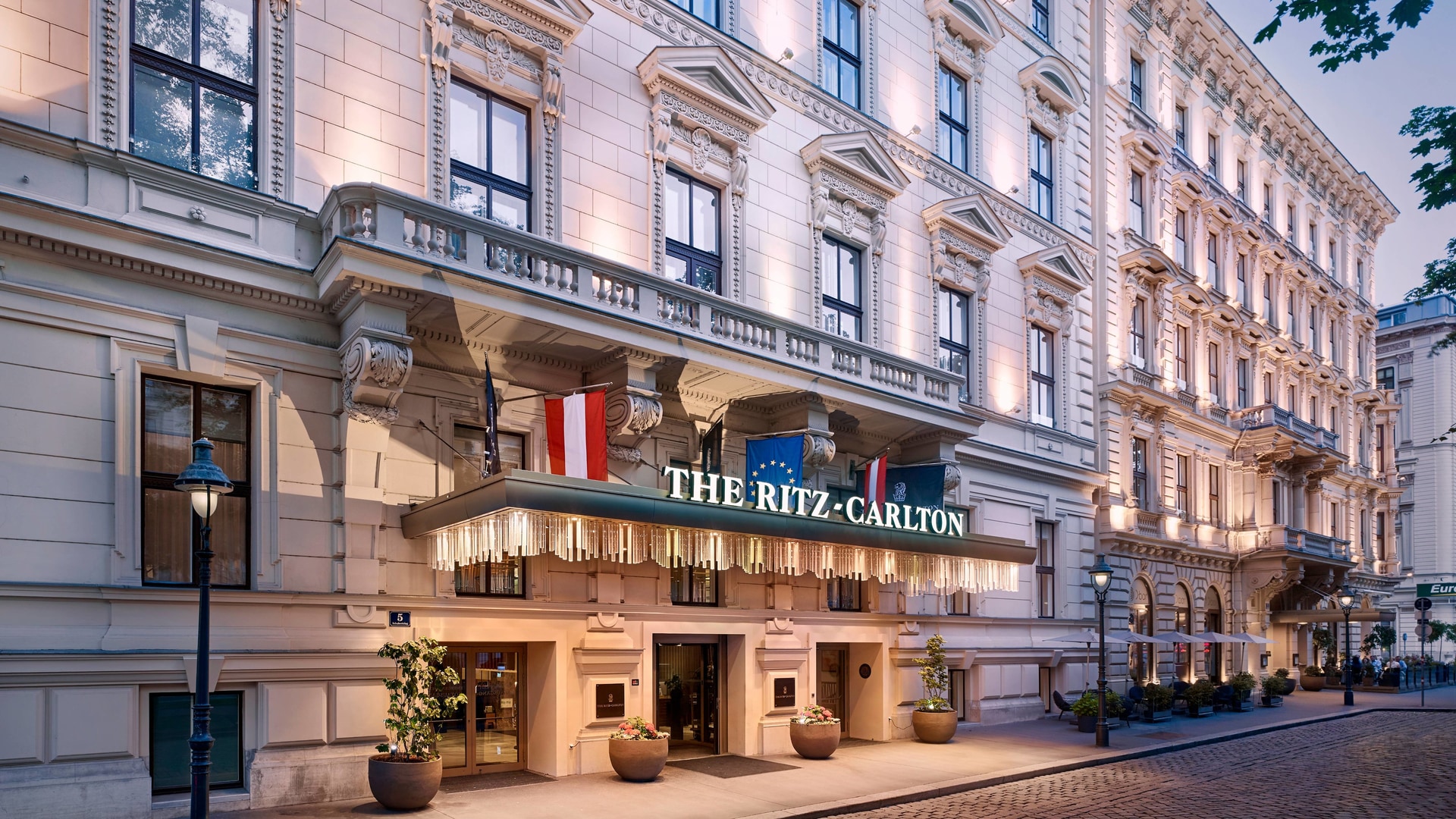 The Ritz-Carlton, Vienna: Vier Ringstraßenpalais, ein Pool und das Dach über Wien