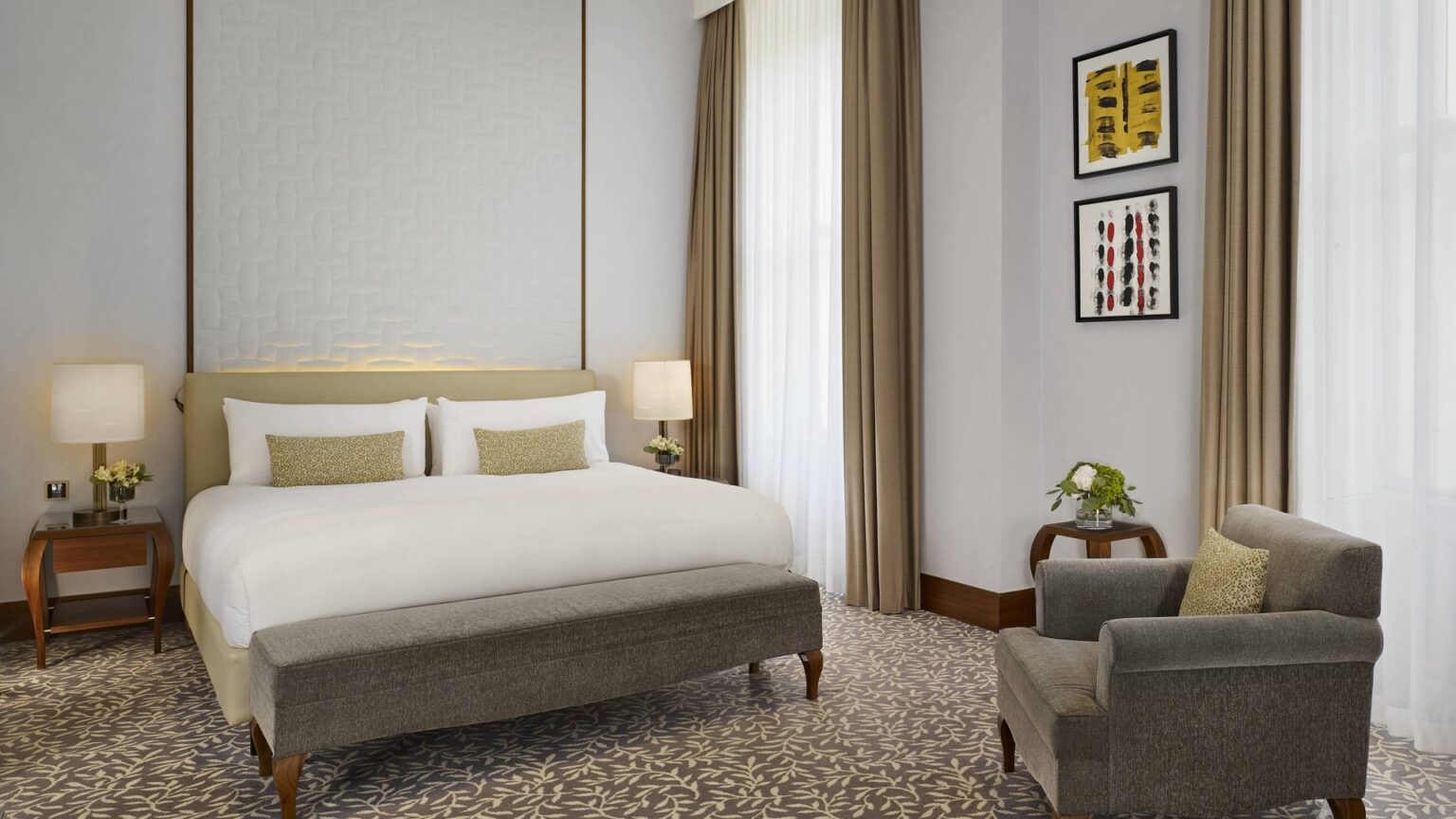 Deluxe-Zimmer mit Kingsize-Bett und hohen Altbaufenstern
