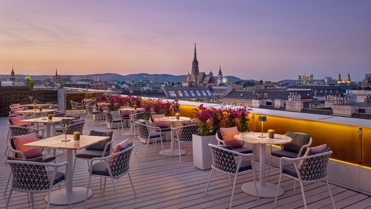 Atmosphere Rooftop Bar mit Blick auf den Stephansdom