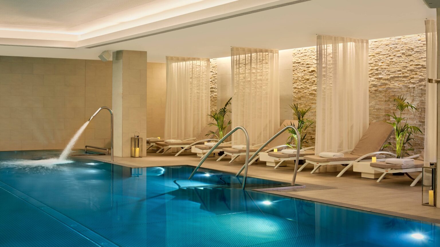 18-Meter-Pool im Spa