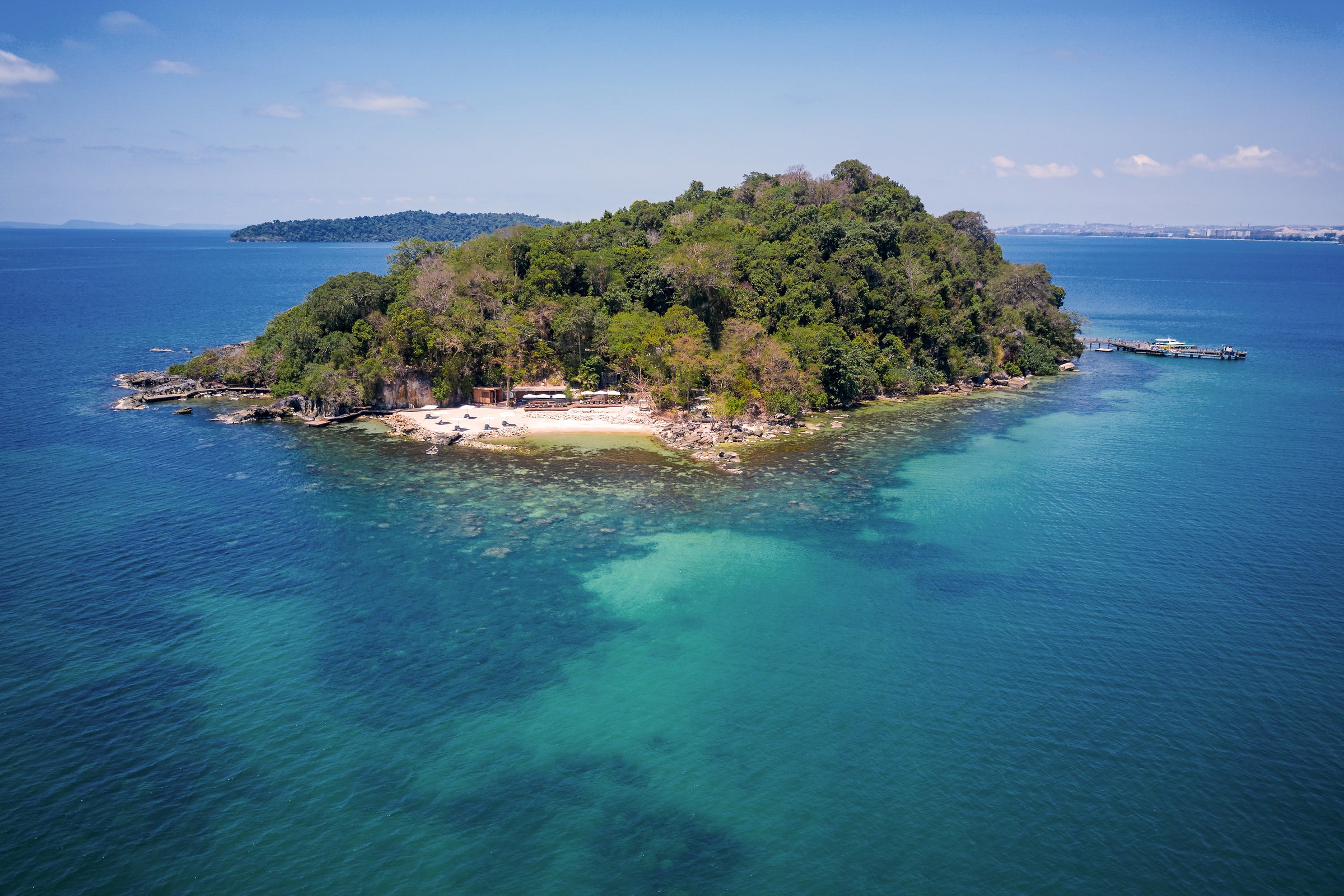 Six Senses Krabey Island – Luftaufnahme der Privatinsel Krabey mit Hauptstrand